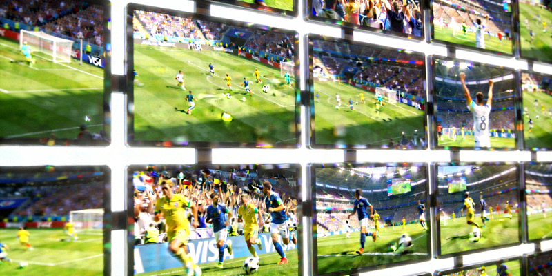 多块屏幕同时播放高清体育赛事直播的画面