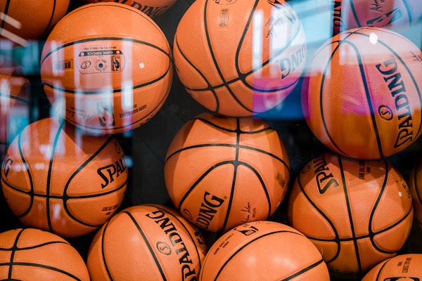 足球运动员凌空抽射的激动瞬间