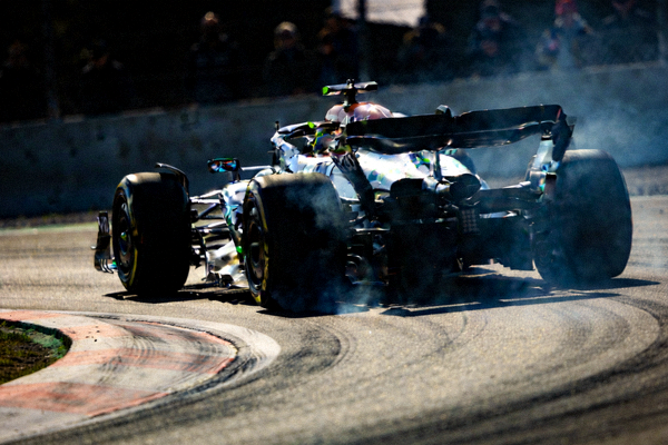 赛车在弯道高速行驶的追焦摄影画面